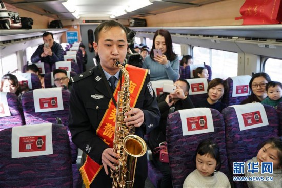 (关注春运)(4)乘警送祝福 温暖旅人心
