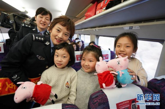 (关注春运)(1)乘警送祝福 温暖旅人心