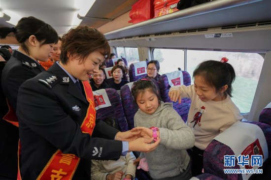 (关注春运)(5)乘警送祝福 温暖旅人心