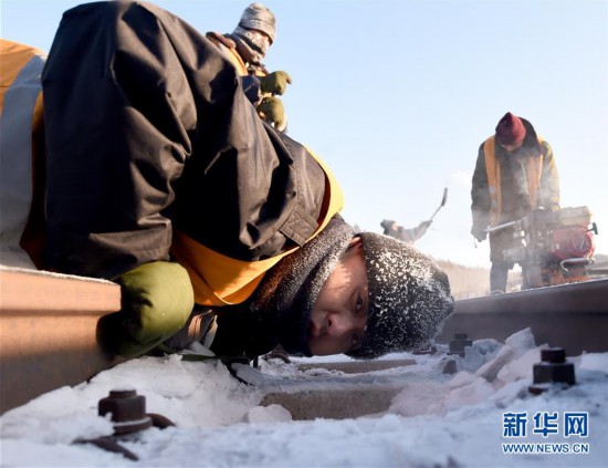 (关注春运)(2)风雪铁路人 坚守保春运
