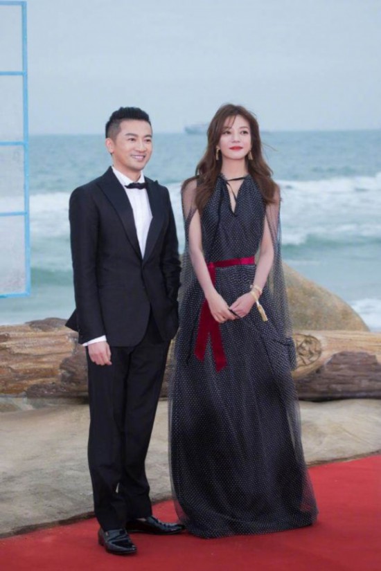 苏有朋现身支持赵薇首场话剧 夸赞老友:完美演