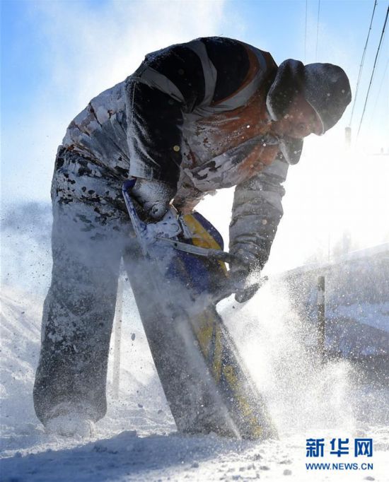 (关注春运)(3)风雪铁路人 坚守保春运