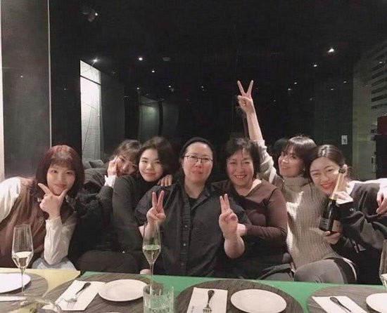 宋慧乔素颜与好友聚会合影清新似少女