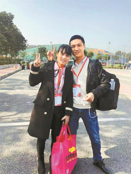 广西夫妻乘坐福彩爱心专列返乡(记者 罗莉琼 摄)