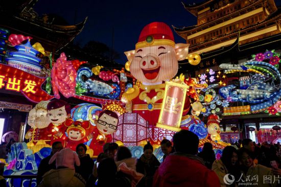 2019上海豫园灯会人气旺 九曲桥上人流如织