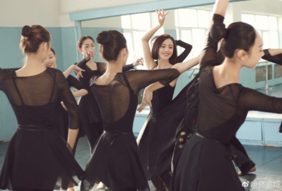 佟丽娅穿黑色刺绣长裙拍写真 翩然起舞身材苗