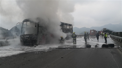 中山开往泸州大巴车高速路上自燃 乘客无恙