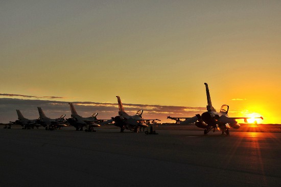 美军F16战斗机横跨美国进行作战训练