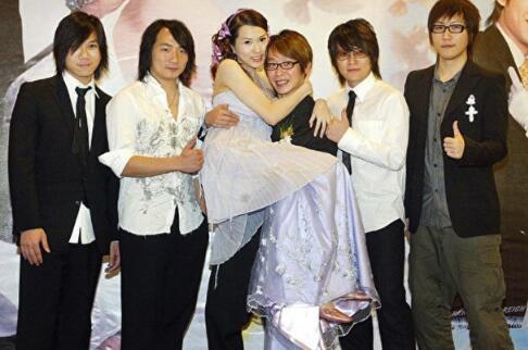 五月天冠佑结婚12年 晒老婆美照深情告白狂撒狗粮