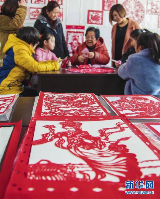 （社会）（2）河北永清：剪纸迎新年