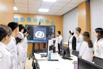 医务人员针对上传的病例影像开展讨论.