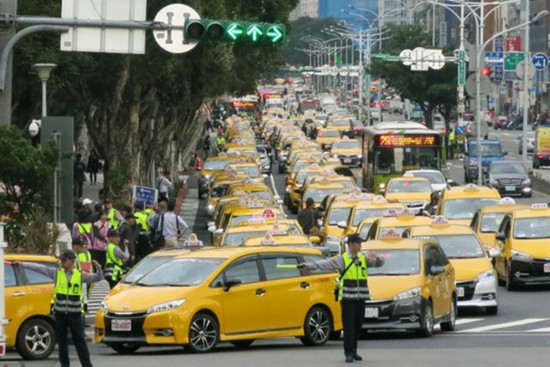 3000辆出租车围台当局抗议网约车政策 下次或