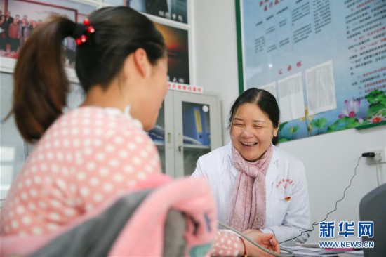 （在习近平新时代中国特色社会主义思想指引下·将改革开放进行到底·兴国之要）（1）“最美医生”谢爱娥——从“船医”到社区医生的转变