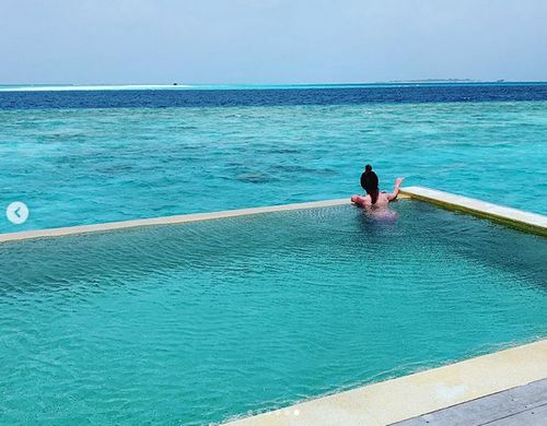 梁静茹海边度假晒泳装照 托腮甜笑状态好