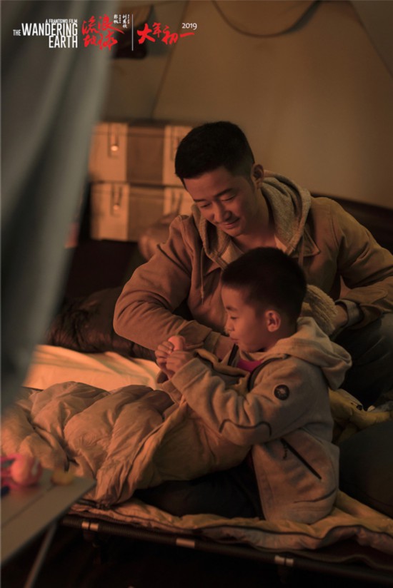 《流浪地球》吴京想到儿子潸然泪下:慢慢长大