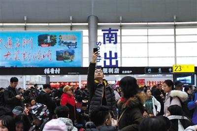 北京三大站今迎节前客流最高峰预计62万人次离京
