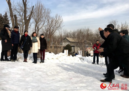 三裡河公園一側南蘆草園空地上的冰雪兒童樂園成為胡同裡罕見的冰雪運動“打卡”地。人民網 董兆瑞攝