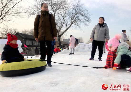 看冰雕、滑雪車，前門三裡河附近的小朋友有了玩雪的好去處。人民網 董兆瑞攝