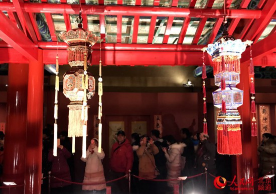 “賀歲迎祥——紫禁城裡過大年”展覽吸引了眾多觀眾感受傳統年俗。人民網 董兆瑞攝