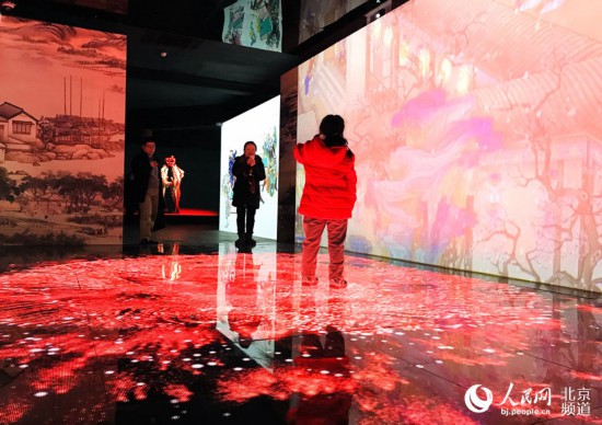 “賞燈觀焰”，小朋友在“宮裡過大年”數字沉浸體驗展感受年味兒。人民網 董兆瑞攝