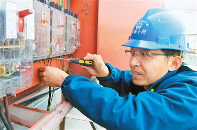 电工技师邹广君正在进行线路检查.