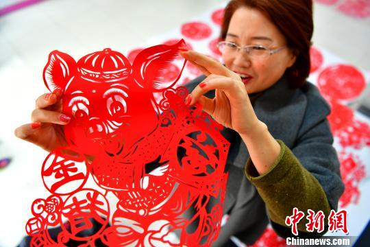 河北无极剪纸传承人剪出春节味道