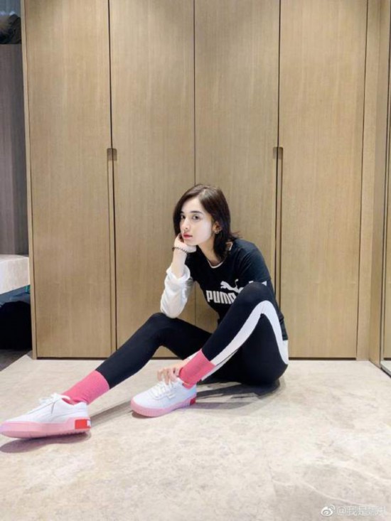 娜扎运动完后晒照道早安穿紧身衣秀出长腿曲线
