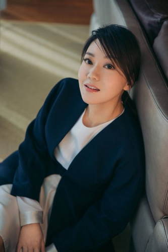 48岁闫妮写真:魔鬼身材显冻龄美貌