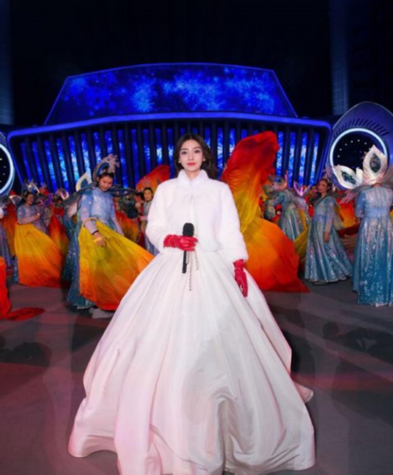 Angelababy春晚献唱美如画 穿白裙仙气十足