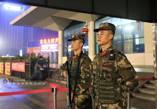 除夕夜的守路人--万家灯火时,他在那里(组图)
