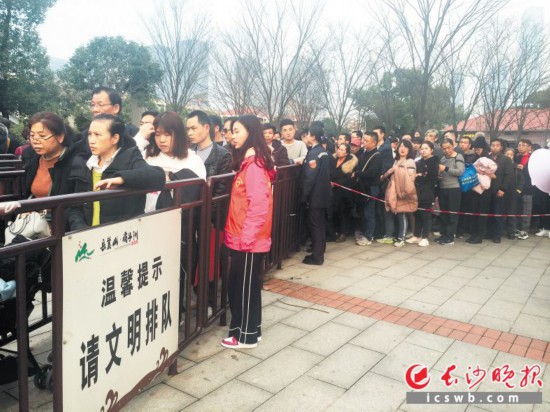 →在橘子洲景区,游客们自觉排队。 长沙晚报全媒体记者 张洋子 摄