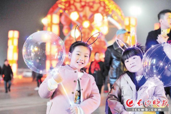 ↑昨日天气寒冷,但梅溪国际灯展仍吸引了大批市民游客。长沙晚报全媒体记者 贺文兵 摄