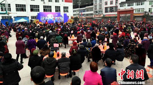 给千余名老人发红包 返乡男用1200万现金向乡亲们拜年 给千余名老人发红包 返乡男用1200万现金向乡亲们拜年