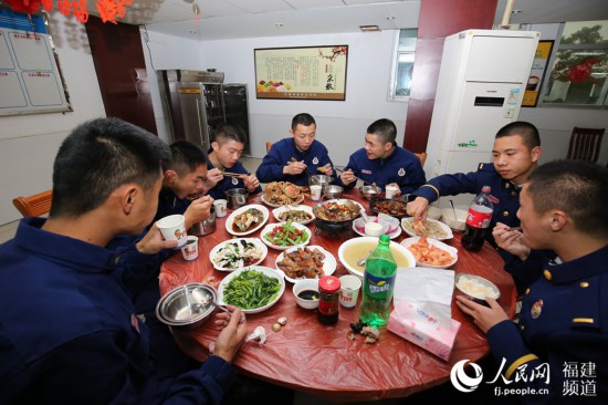 漳州消防救援支隊特勤一中隊吃年夜飯。