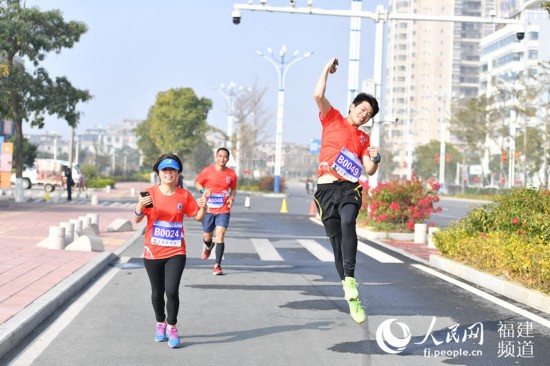 120多名跑友參加全民健身迎春跑。劉澤陽攝