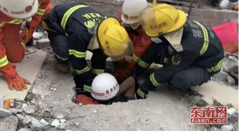 突發!福州倉山一在建民房發生倒塌!現場已救出8人!!