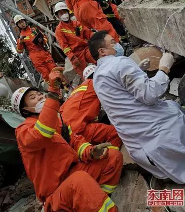 突發!福州倉山一在建民房發生倒塌!現場已救出8人!!