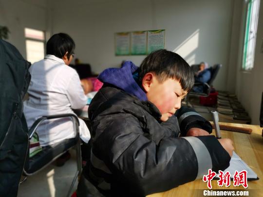 12歲男孩照顧失明母親多年上演現實版“我是你的眼”
