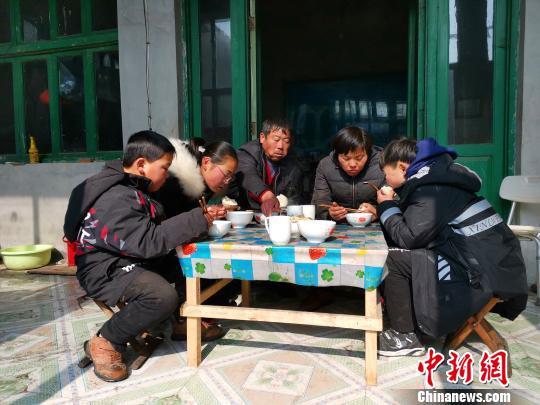 12歲男孩照顧失明母親多年上演現實版“我是你的眼”