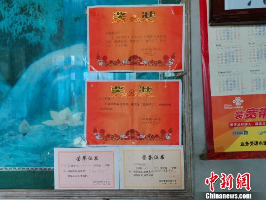 12歲男孩照顧失明母親多年上演現實版“我是你的眼”