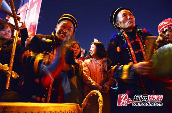 土家族总人口_...全县总人口54万人,其中以土家族为主的少数民族人口占72%,农村(3)