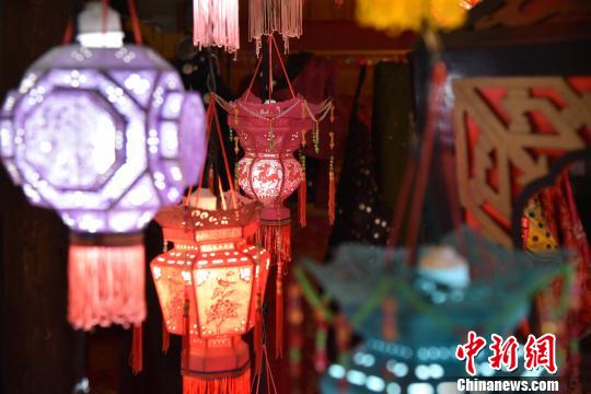 “婆媳组合”传承针刺无骨花灯巧手点亮千年灯彩