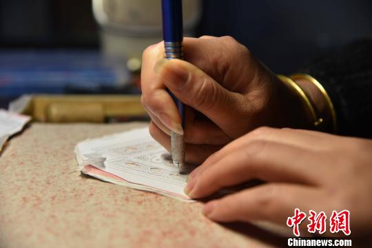 “婆媳组合”传承针刺无骨花灯巧手点亮千年灯彩