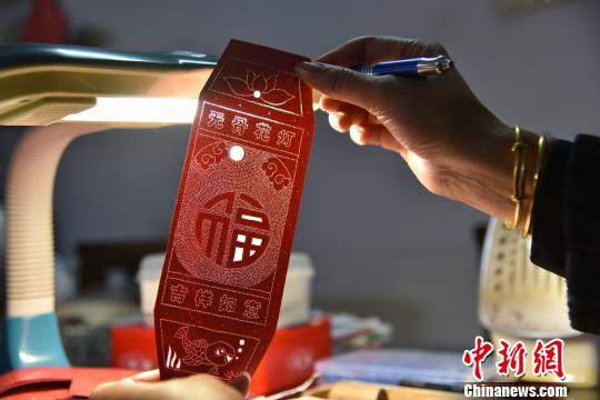“婆媳组合”传承针刺无骨花灯巧手点亮千年灯彩