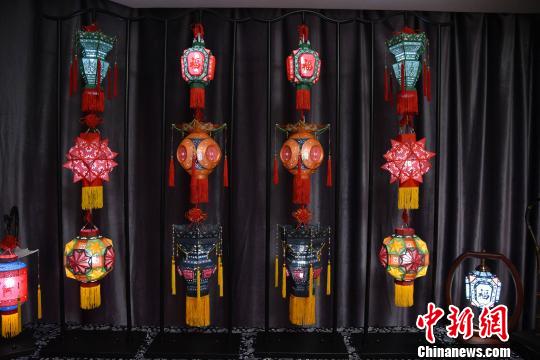 “婆媳组合”传承针刺无骨花灯巧手点亮千年灯彩