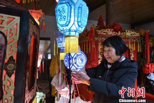 “婆媳组合”传承针刺无骨花灯巧手点亮千年灯彩