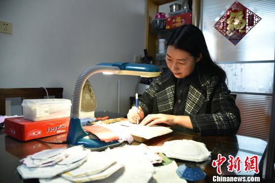 “婆媳组合”传承针刺无骨花灯巧手点亮千年灯彩