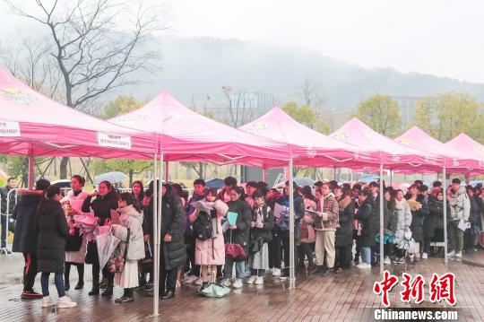 雨中正在排隊的考生。　校方提供 攝