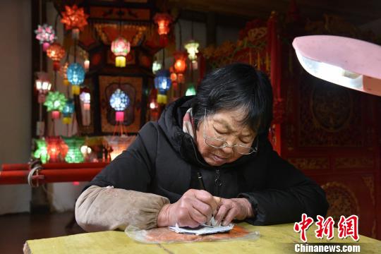“婆媳组合”传承针刺无骨花灯巧手点亮千年灯彩