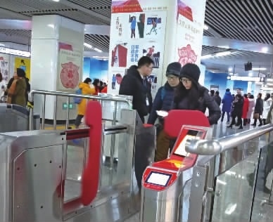 日均4万人扫码乘地铁 长沙市民呼吁增加电子支